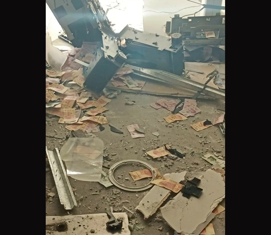 Un grupo de sujetos provocó una explosión para abrir un cajero automático de Banco Azteca y robar el dinero, ubicado en una tienda Elektra, en la comunidad de Los Ángeles Totolcingo. Foto ‘La Jornada’