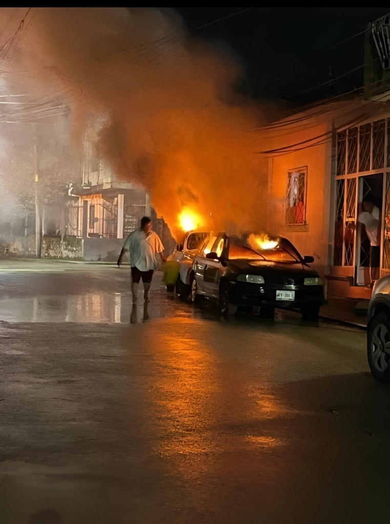 Casi a la medianoche del lunes 29 de enero vecinos del lugar circularon en las redes sociales imágenes y videos de los tres vehículos en llamas en una zona de la entrada de Teapa, Tabasco. Foto tomada de X @lorenabeauregar

