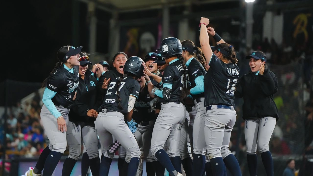 Las jugadoras de Sultanes celebran su triunfo ante las Bravas de León y con ello su pase a la Serie de la Reina, donde enfrentarán a los Diablos Rojos femenil. Foto