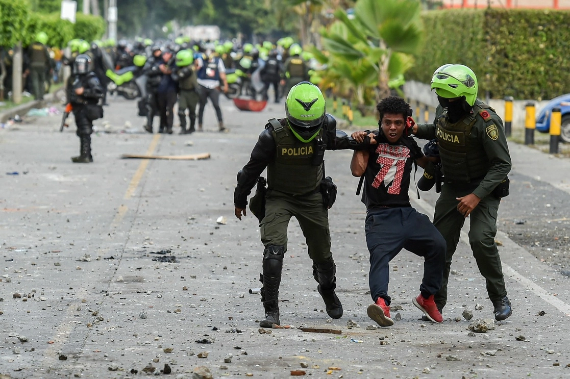 En su visita del próximo lunes para verificar la situación de derechos humanos en el país, el Comité Nacional del Paro entregará a la CIDH un protocolo de garantías para ejercer la protesta social. La imagen, en Cali. Foto Afp