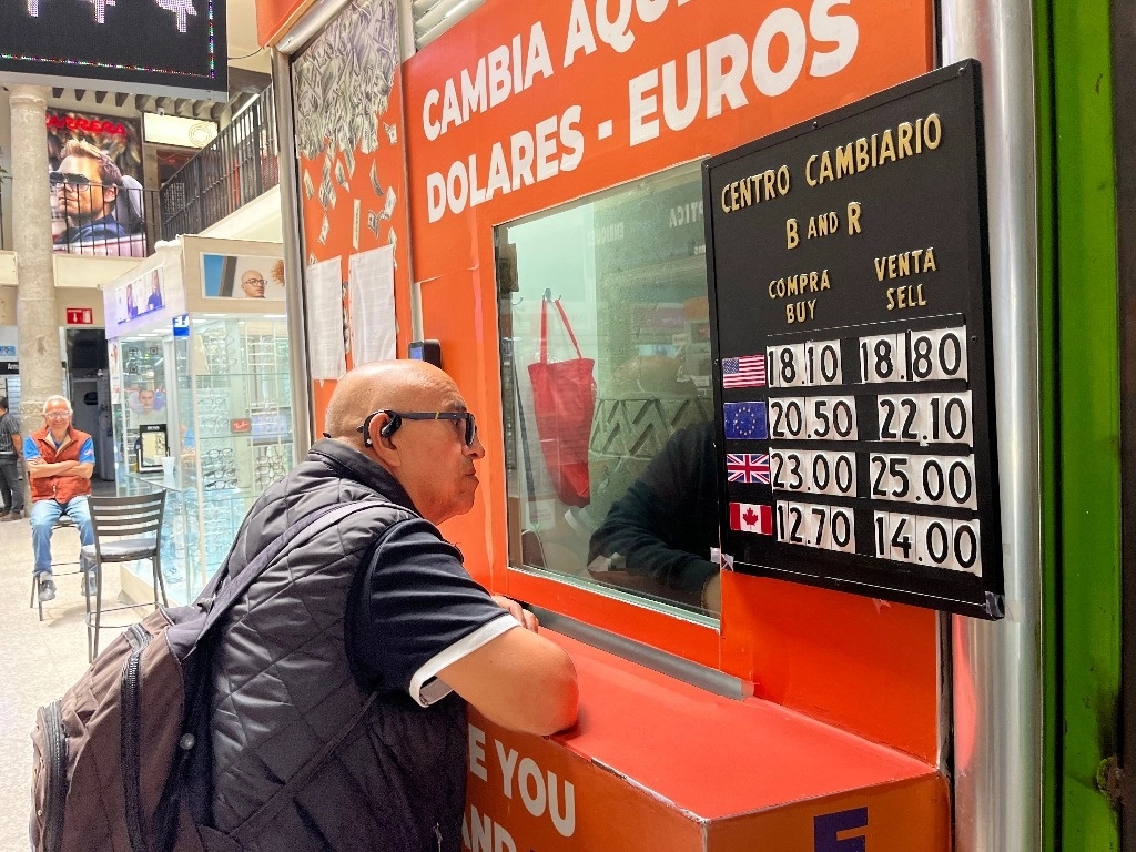 Un hombre compra divisas en una casa de cambio del Centro Histórico de la CDMX, en imagen de archivo. Foto Luis Castillo/Archivo.