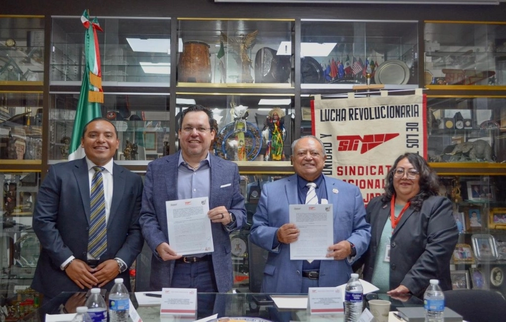 Autoridades que participaron en la firma del convenio. Foto La Jornada