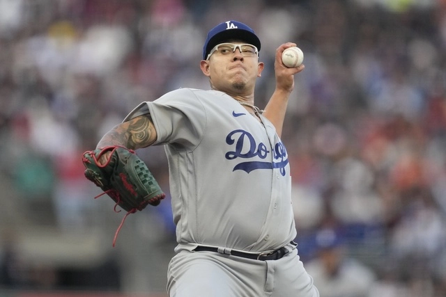 El pitcher mexicano, Julio Urías durante el encuentro. Foto Ap 