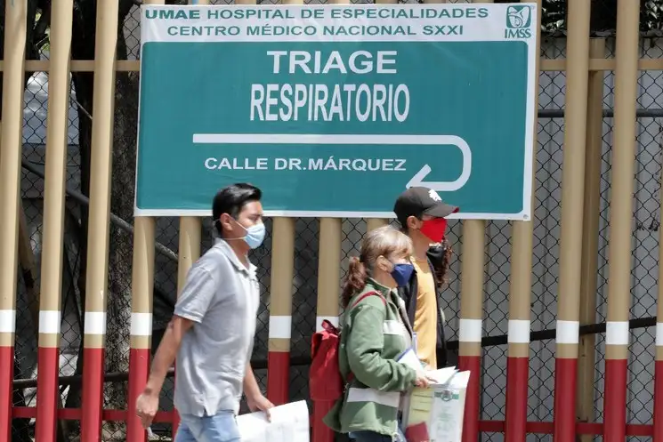 Ciudadanos caminan frente a la UMAE Hospital de Especialidades, dentro del Centro Médico Nacional SXXI, en el contexto del semáforo epidemiológico naranja de la pandemia de Covid 19- Foto Roberto Garcia Ortiz 