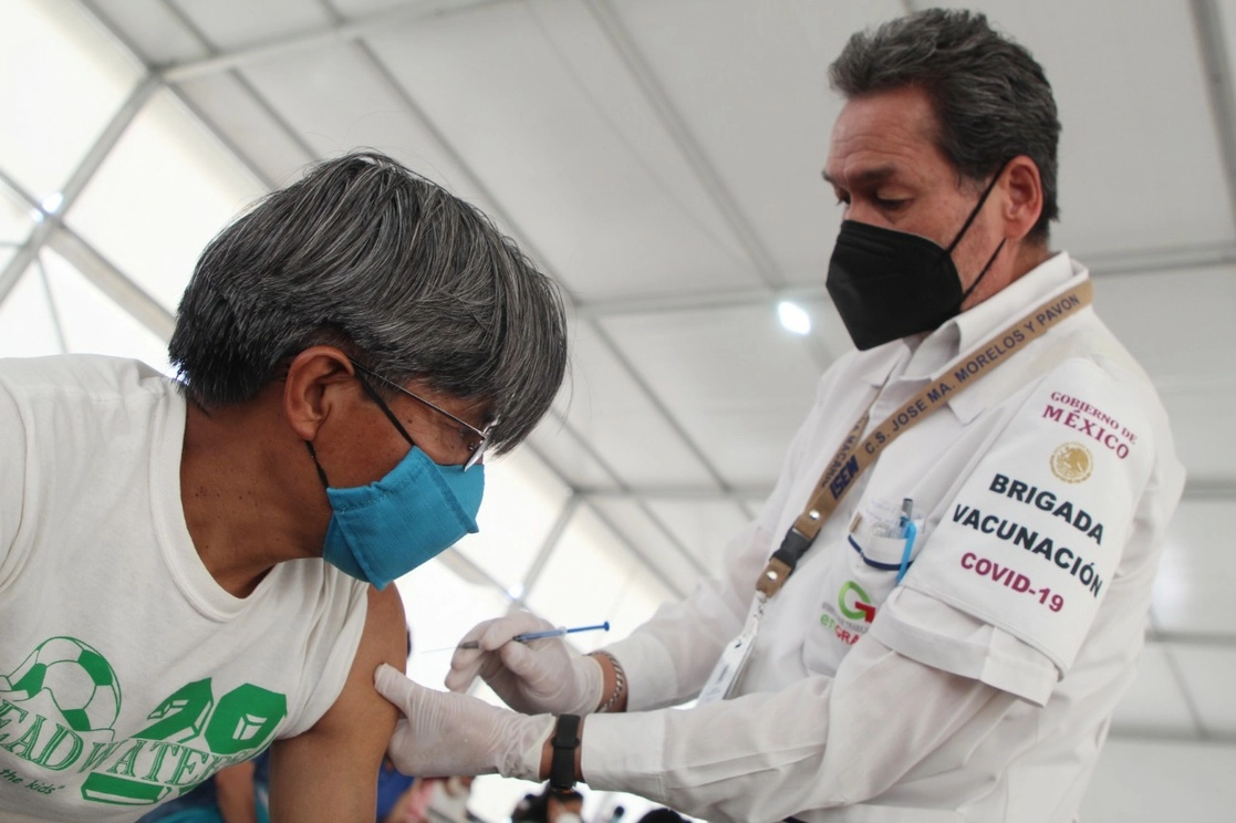 En el municipio de Ecatepec se han aplicado hasta el momento 101 mil 654 vacunas contra el Covid-19 a adultos mayores de 60 años, en su segunda dosis, en los 10 módulos que se instalaron en el municipio, el 7 de abril de 2021. Foto ‘La Jornada’