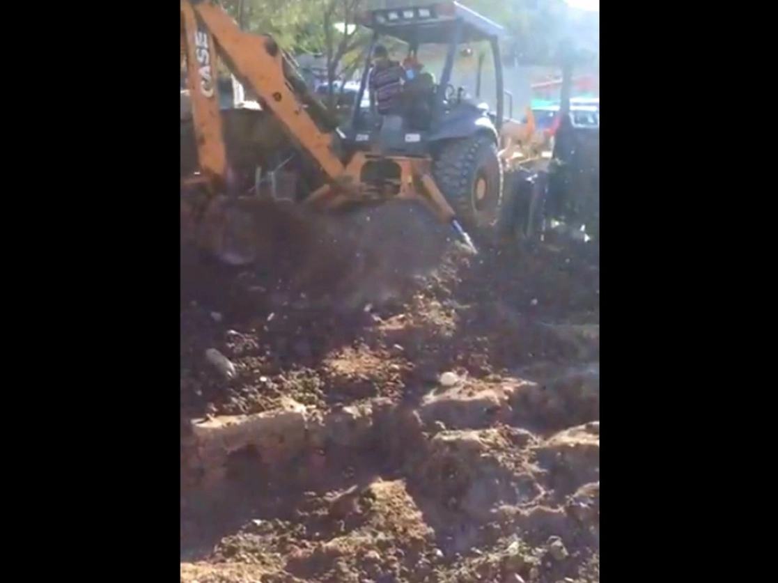 Trabajos con la maquinaria en un terreno ubicado en la colonia Maclovio Rojas, en Tijuana. Imagen tomada de un video difundido a través del Twitter de @unanacionduscandoT  