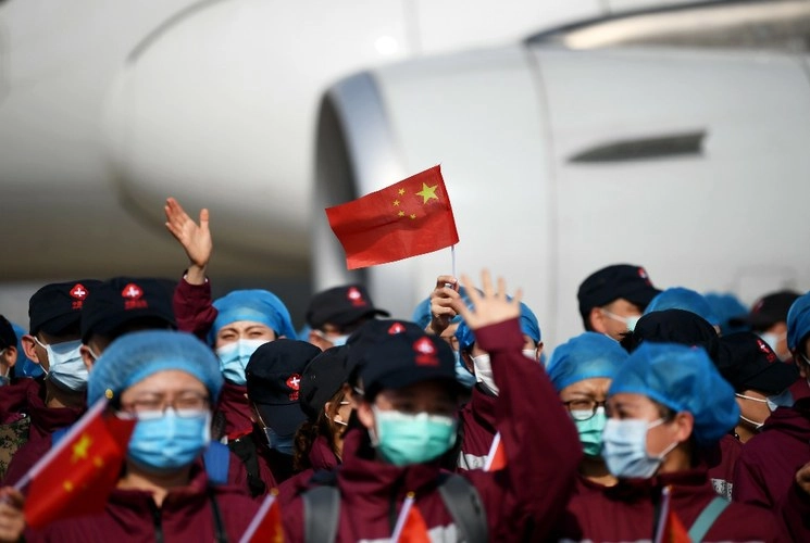 Médicos que apoyaron en Hubei, China abandonan la provincia tras controlar la epidemia en esa localidad. Foto Xinhua