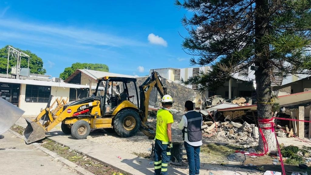 Personal de la Guardia Estatal se encuentra brindando seguridad perimetral a las unidades que arribaron este lunes para iniciar la remoción de escombros, tras el derrumbe de la techumbre de la iglesia La Santa Cruz. Foto La Jornada