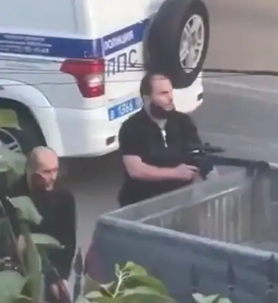 El Ministerio del Interior de Daguestán informó que ingresó un operativo antiterrorismo en la zona. Cinco agresores han sido abatidos. Foto Captura de pantalla de un vídeo que circula en redes sociales