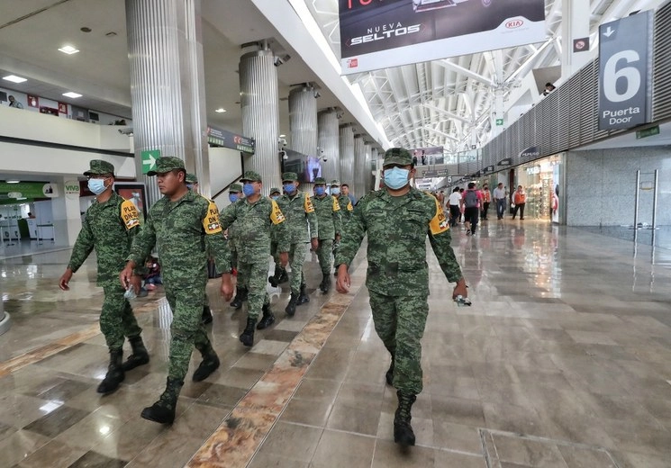 Elementos del Ejército arriban al AICM para implementar el Plan DN-III durante la emergencia sanitaria por el Covid-19. Foto Marco Peláez 