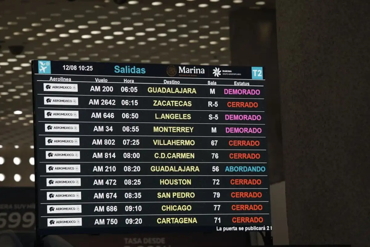 Pantalla de salidas de vuelos demorados y cancelados en el Aeropuerto Internacional de la Ciudad de México, el 12 de agosto de 2025. 