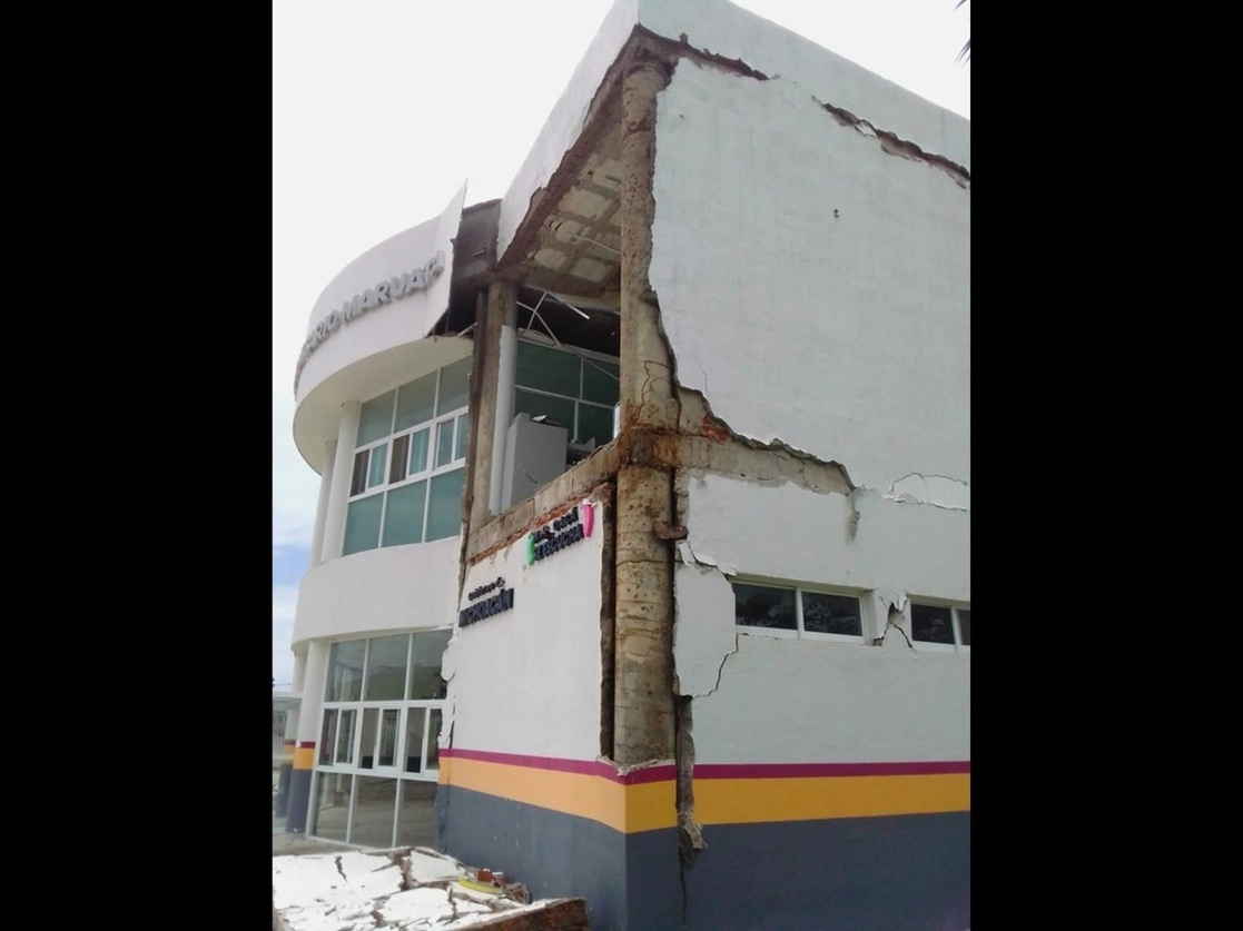 Además de planteles educativos, diversos centros de salud se vieron afectados en Michoacán por el sismo del pasado 19 de septiembre. En la imagen, el Hospital Comunitario en Maruata, Michoacán. Foto ‘La Jornada’ 