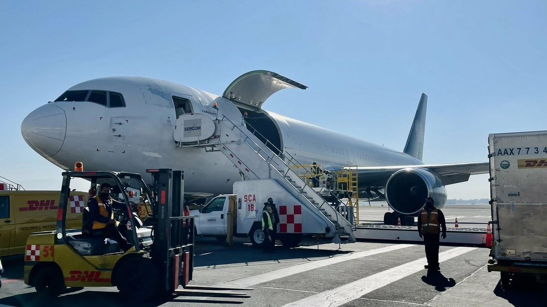 Arribo del embarque número 106 de Pfizer-BioNTech con 585 mil vacunas envasadas contra el Covid-19 en el Aeropuerto Internacional de la Ciudad de México, el 22 de diciembre de 2021. Foto tomada del Twitter de @Birmex