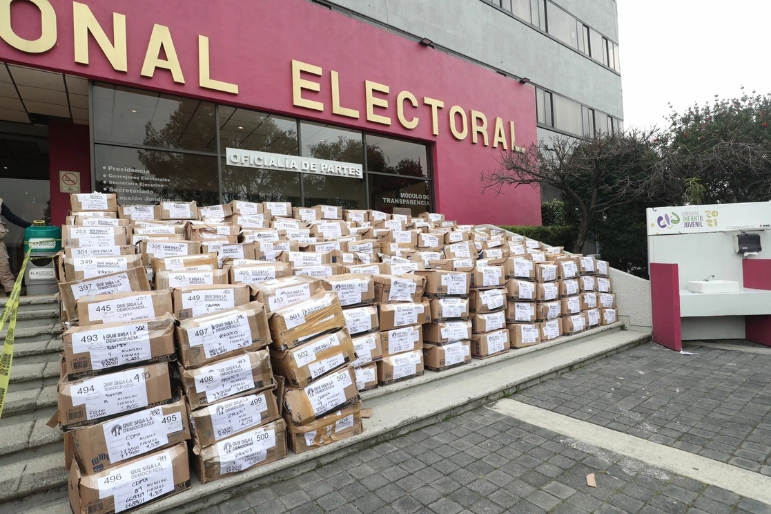 Paquetes con firmas en apoyo a la revocación de mandato entregadas diciembre pasado al INE. Foto Luis Castillo