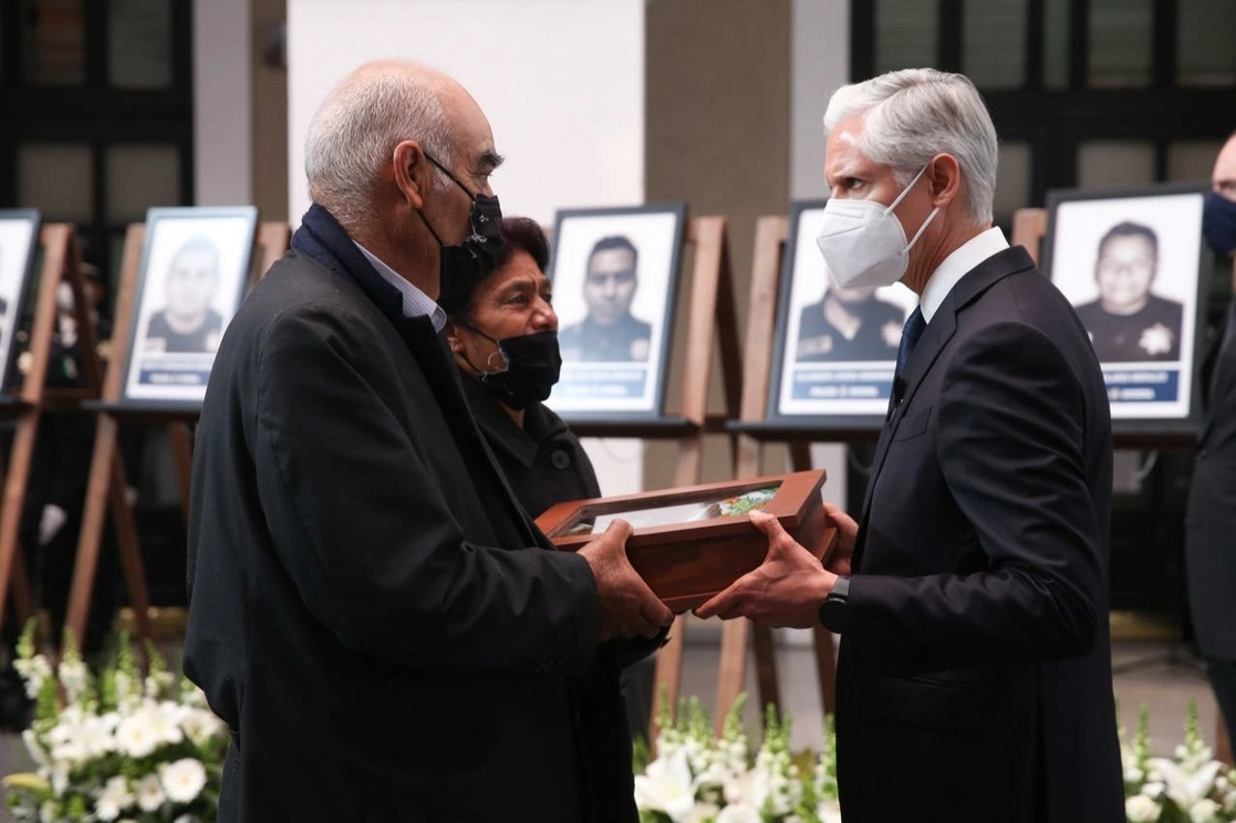 El gobernador mexiquense, Alfredo del Mazo Maza, encabezó el homenaje a los policías asesinados en Coatepec Harinas y Almoloya de Alquisiras, el 22 de marzo de 2021. Foto ‘La Jornada’