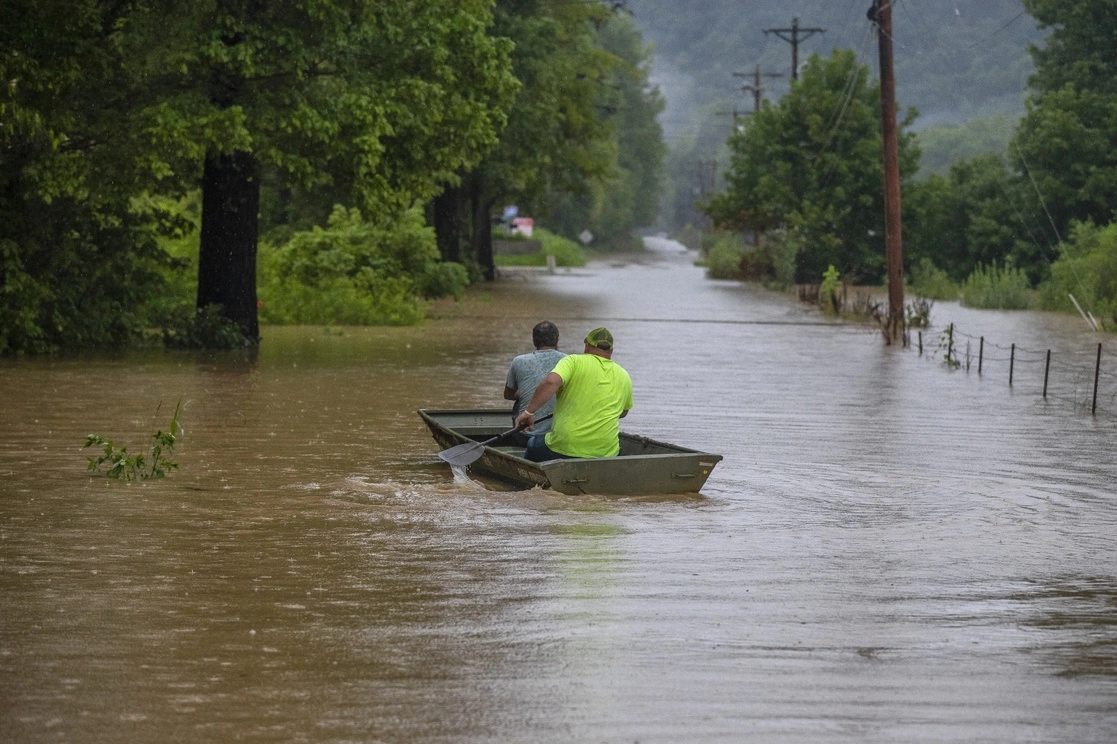 La avenida Wolverine inundada tras las lluvias en el condado de Breathitt, Kentucky. Foto Ap