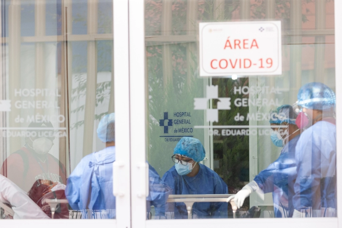 Médicos atienden a un paciente con Covid-19 en el Hospital General de México, Ciudad de México. Foto Pablo Ramos