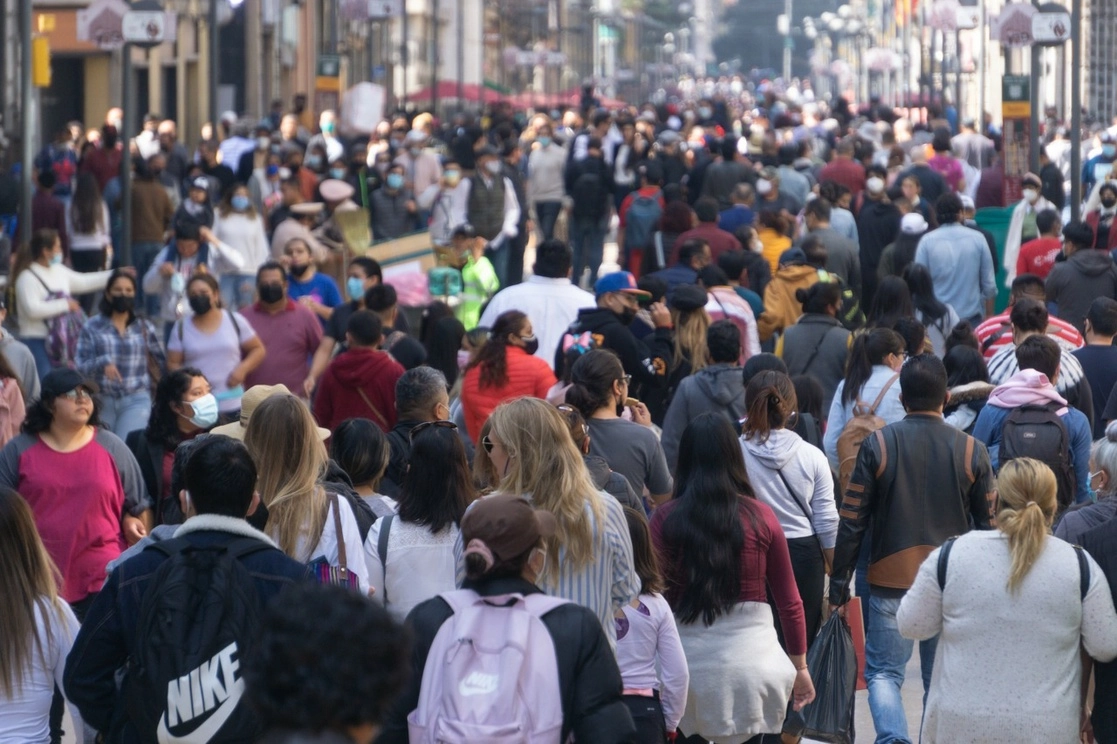 Transeúntes en avenida Francisco I. Madero, en el Centro Histórico de la Ciudad de México, el 14 de noviembre de 2021. Foto Pablo Ramos
