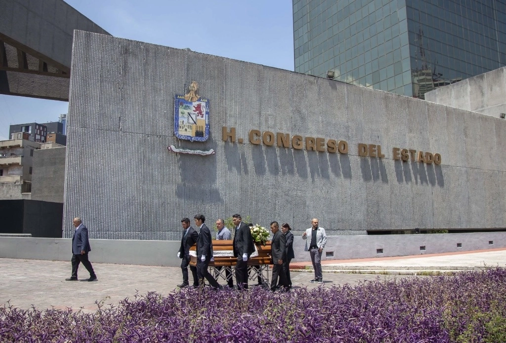 Guardia de honor en el Congreso de NL tras la ejecución de Ricardo Flores Suárez, quien fuera Director Jurídico de la Legislatura, asesinado en una cancha de fútbol en San Nicolás de los Garza. Foto Cuartoscuro/ archivo