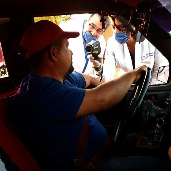 Toma de temperatura corporal en Aguascalientes. Foto Twitter @AdanValdiviaL