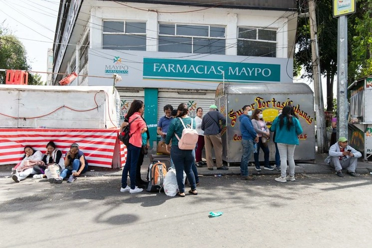 Familiares de enfermos esperan frente al Hospital General, ubicado en la colonia Doctores, en la Ciudad de México, el 12 de abril de 2020. Foto Pablo Ramos
