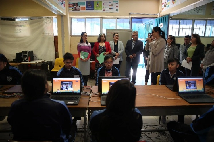 Alumnos de una secundaria en la CDMX. Foto Jesús Villaseca/ archivo