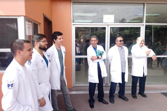 Médicos que participaron en una manifestación ante la falta de insumos contra el coronavirus en BC. Foto Antonio Maya / Archivo