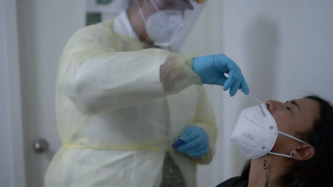 Tras un año de pandemia, 50 trabajadores de la Secretaría de Salud han fallecido en Michoacán, informó el director de servicios de Salud, Carlos Ramos Esquivel. Foto tomada del Twitter de @SALUDMICH / Archivo