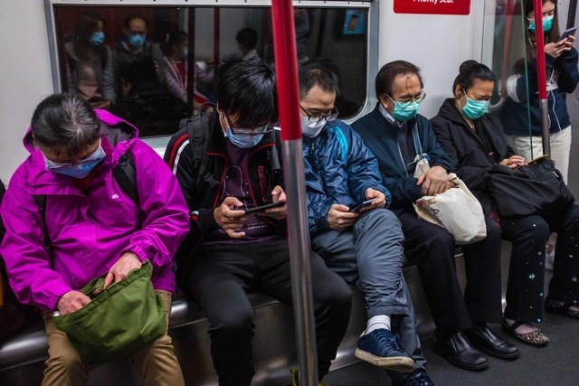 En Hong Kong se decretó alerta máxima por la propagación del coronavirus que ya causó la muerte de 54 personas. Foto Afp