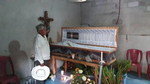 Esteban Linares Román durante el funeral de su hijo Jacinto Linares Morales, quien murió el lunes pasado por consumir una bebida adulterada en el pueblo de Telixtac, municipio de Axochiapan, Morelos. Foto ‘La Jornada’