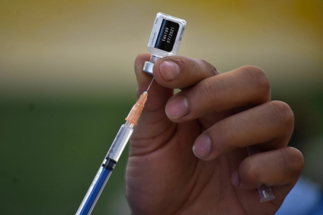 Los profesores han acudido sin reservas a recibir el biológico. Foto Cuartoscuro