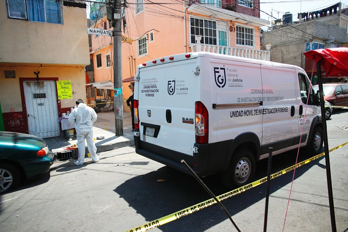 Servicios periciales trabajan en calles de la colonia Carlos Zapata Vela, Iztacalco, donde fue asesinada una mujer. Foto Víctor Camacho / Archivo