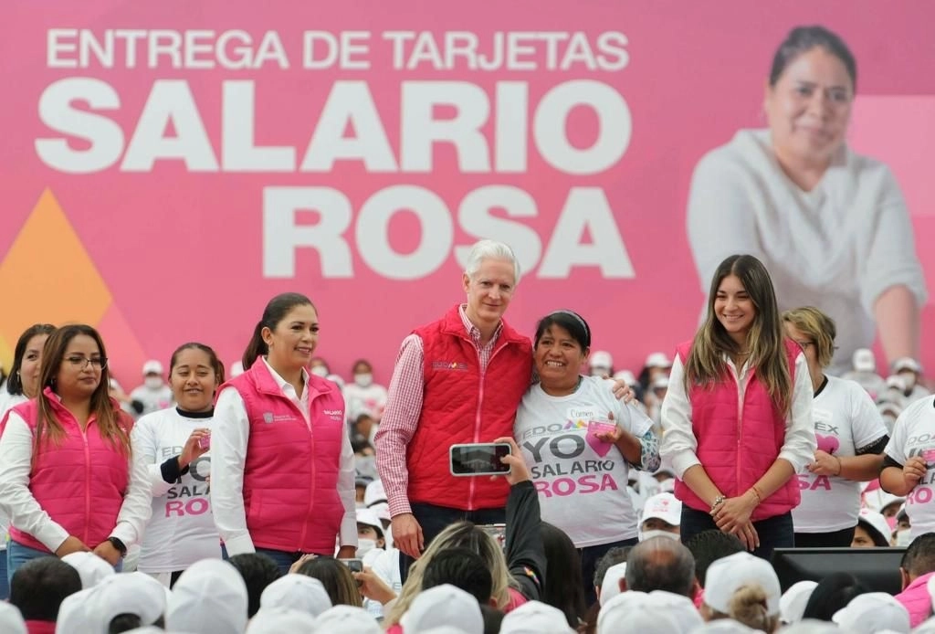 El gobernador del estado de México, Alfredo del Mazo Maza llevó a cabo la entrega de 12 mil tarjetas del programa Salario Rosa. Foto La Jornada