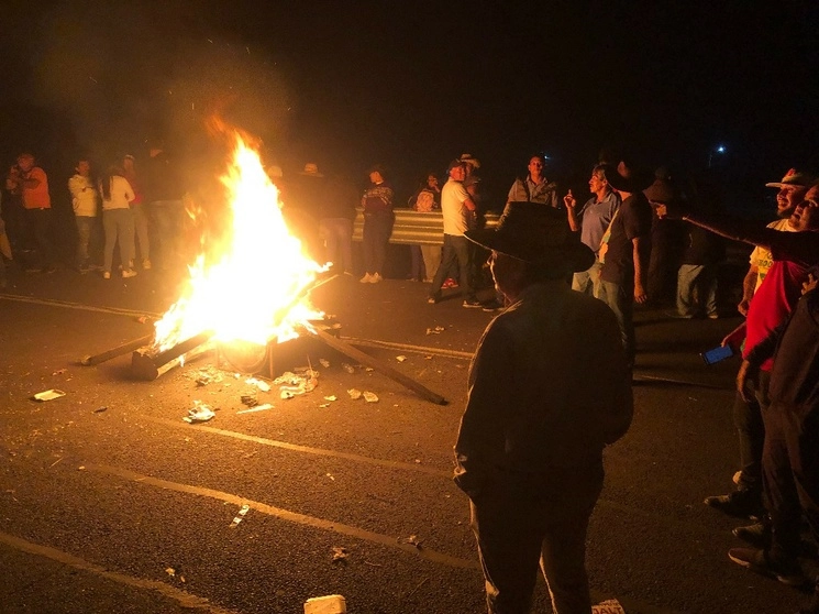 Los quejosos prendieron fogatas en el bloqueo. Foto Javier Salinas Cesáreo