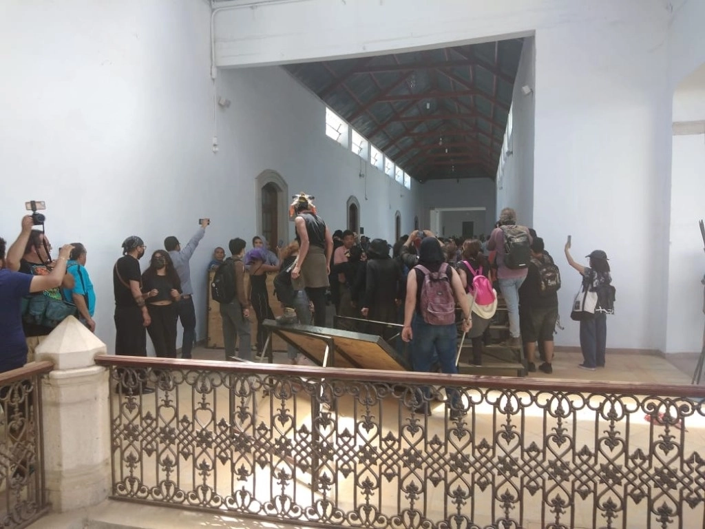 Un grupo de choque agredió a estudiantes y medios de comunicación durante el desalojo de la ex rectoría de la UAEH. Foto Ricardo Montoya