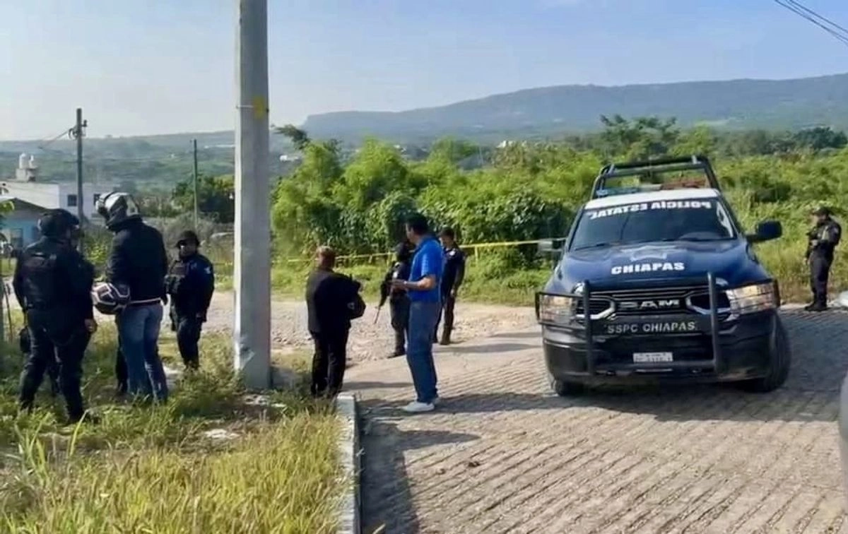 Policías y agentes de la Fiscalía General de Chiapas en el lugar de un crimen. Foto