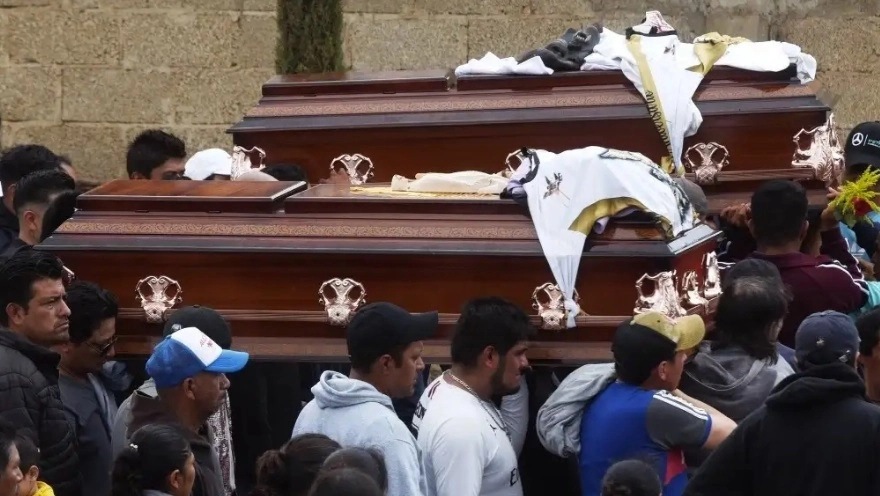 Familiares sepultaron el 23 de junio a los hermanos Jorge y Alberto Cortina Vázquez, en el panteón de Totalco, Veracruz. Los campesinos fueron asesinados durante el desalojo de un plantón frente a la empresa Granjas Carroll. Foto cortesía Óscar Martínez/ AvcNoticias