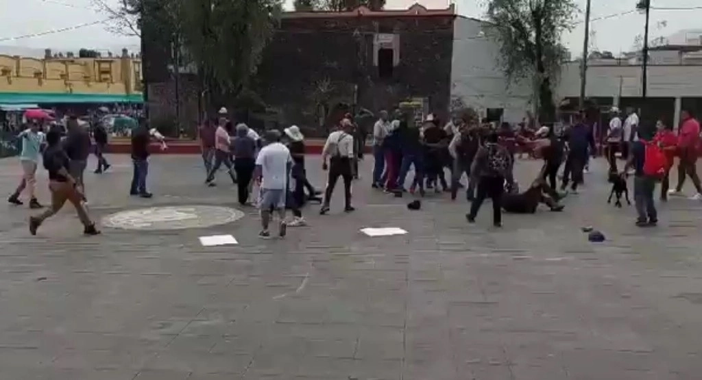 La SSC también abrió investigaciones en su área de asuntos internos, luego de que habitantes de Xochimilco acusaran que policías contratados por la alcaldía, no intervinieron en la golpiza que propinó el grupo de 30 personas. Foto La Jornada