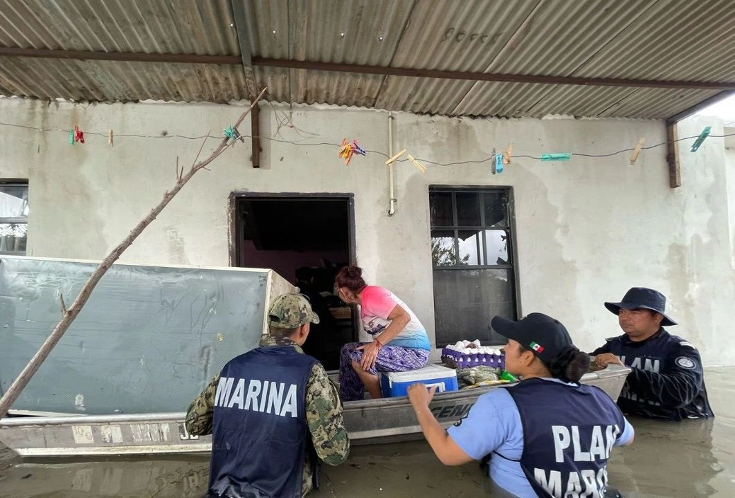 Elementos de la Secretaría de Marina apoyan a habitantes damnificados por las inundaciones en los municipios de Río Bravo y Reynosa, en Tamaulipas.