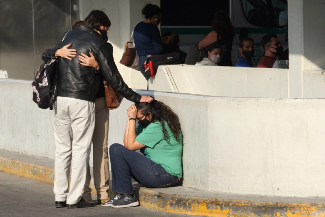 Familiares de pacientes al exterior del Hospital General Regional 46 de Guadalajara. Foto Arturo Campos Cedillo