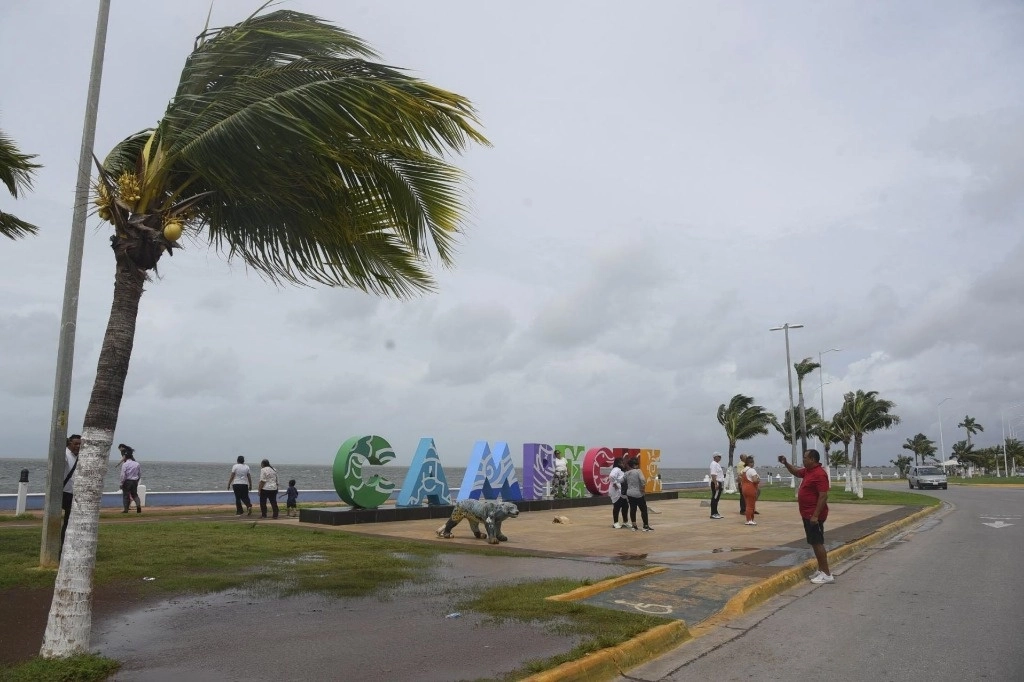 Fuertes vientos y oleaje se dejaron sentir en tierras campechanas derivado de los efectos del huracán 'Milton'.  que afectó la península de Yucatán. Foto Cuartoscuro 