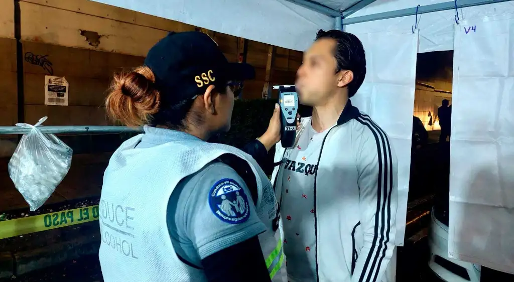 Elementos de la Secretarí de Seguridad Ciuadadana realizan pruebas de alcoholímetro como parte del programa "Conduce sin alcohol". Foto SSC 