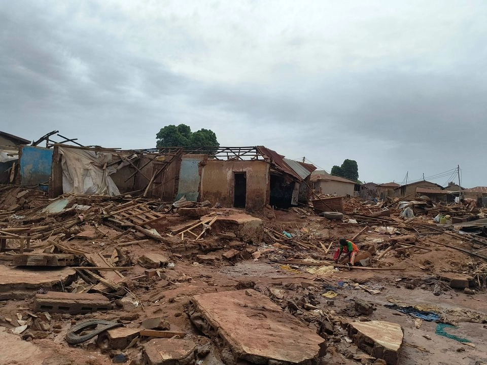 Vista general de los edificios dañados en Mokwa el 1 de junio de 2025, tras las lluvias torrenciales que azotaron la ciudad durante la noche del miércoles al jueves.