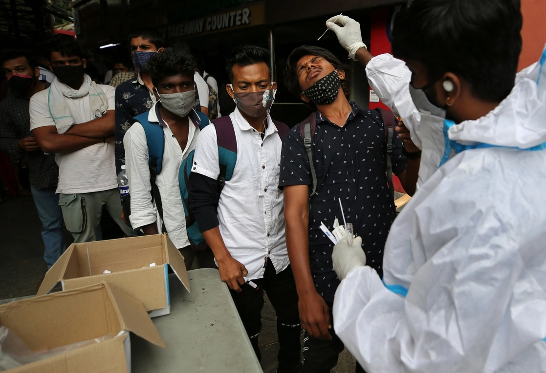En las inmediaciones de la estación de tren en Bangalore, India, realizan a pasajeros pruebas de detección de Covid-19, el 16 de junio de 2021. Foto Ap