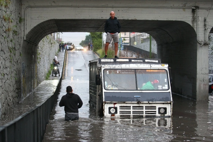 Las fuertes lluvias inundan calles de Guadalajara. Foto Arturo Campos Cedillo / Archivo