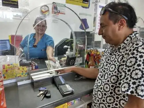 Las remesas se han incrementado luego de que los mexicanos en Estados Unidos recuperaron sus empleos e incluso perciben mejores salarios. Foto 'La Jornada'