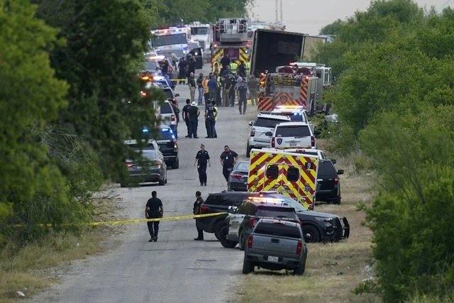 Elementos policíacos durante labores de rescate de cuerpos. Foto Ap
