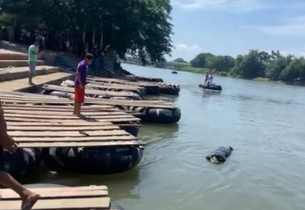 Balseros han captado en video cuerpos embolsados o partes de cuerpo humano que flotan en el río Suchiate. Foto La Jornada