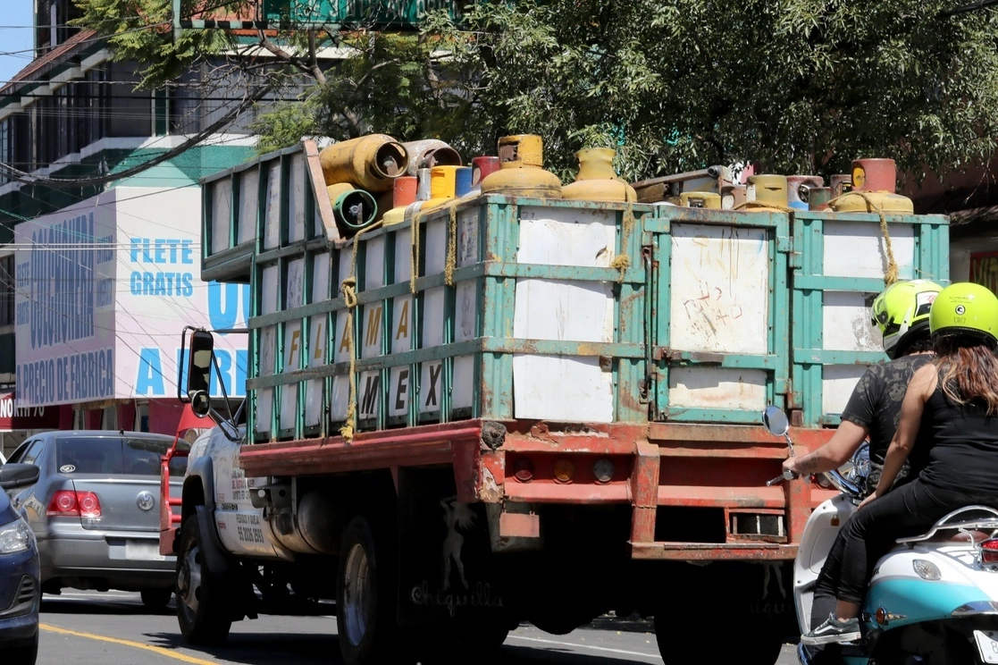 La CRE publicó los precios máximos al precio del gas LP del 3 al 9 de abril, en la que destaca que en el centro de la República el precio al consumidor final lleva tres semanas a la baja. Foto Roberto García Ortiz / Archivo