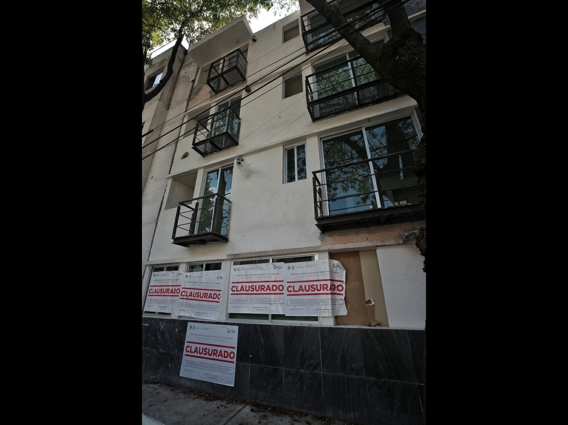 En Tuy 41, colonia Postal, donde se construye un piso adicional, a pesar de la colocación de sellos de suspensión se han encontrado trabajadores en su interior. Foto Marco Peláez 